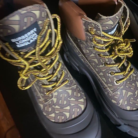 BRAND NEW Burberry Arthur TB Monogram Boots. IT 41 $1050. Comfortable no box - Picture 4 of 7